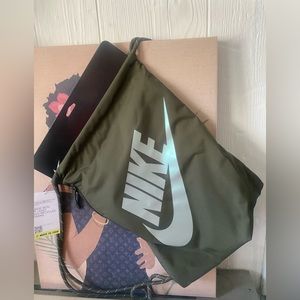 NWT. Nike cinch bag